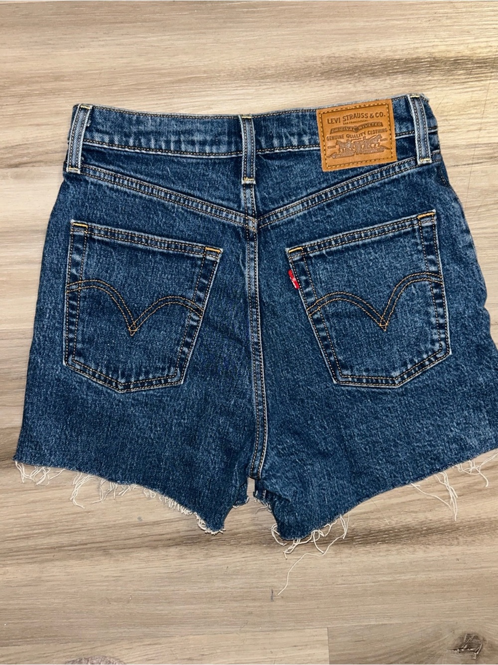 Levi’s Ribcage Shorts 26 High Rise Cut Off Denim Jean Shorts Raw Hem Festival - Picture 2 of 4